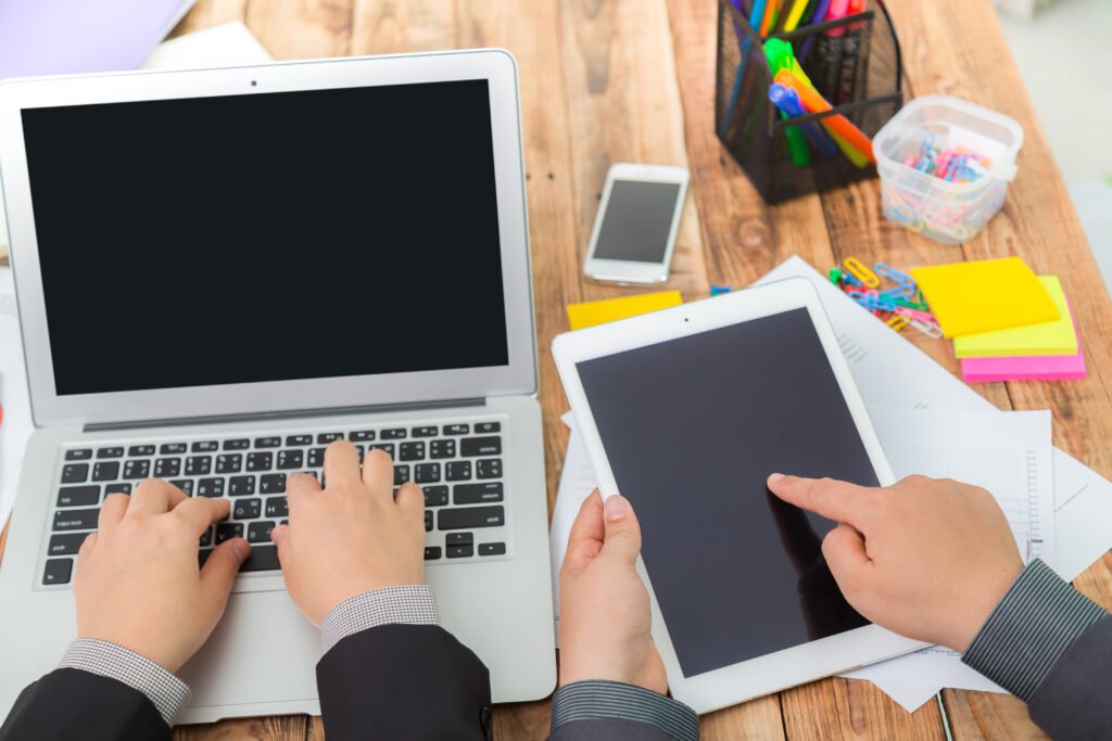 Tablet apo Laptop për Studentë
